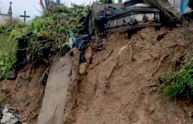 Lluvias intensas dejan al descubierto tumbas en Chachahuantla, Puebla